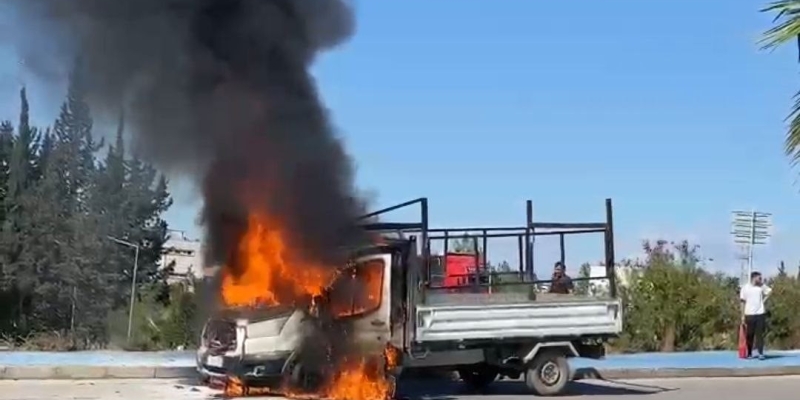Adana’da kamyonet alev alev yandı