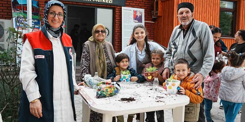 Minikler ve büyükler marul fidesi dikti