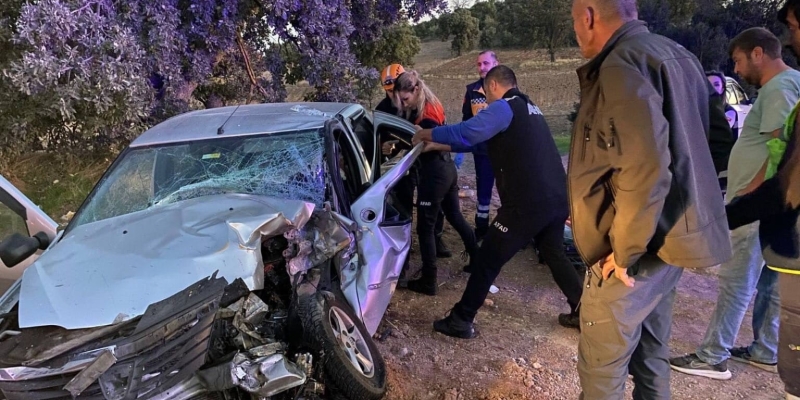 Uşak’ta otomobil ile traktör çarpıştığı kazada karı koca yaralandı