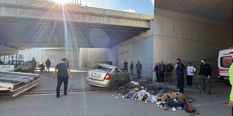 Otomobil üst geçitten yola düştü:: 2 yaralı