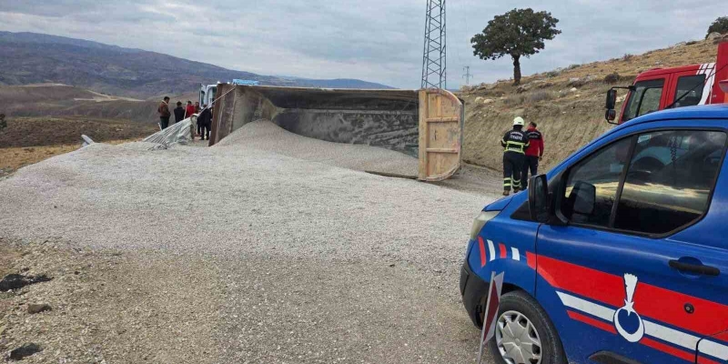 Kırıkkale’de mıcır yüklü kamyon devrildi: 1 yaralı