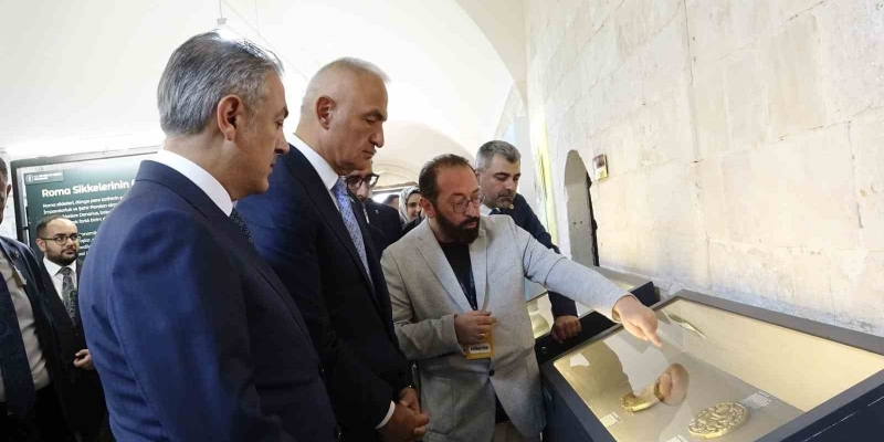 Bakan Ersoy, Mardin Kültür Yolu Festivali sergilerini gezdi