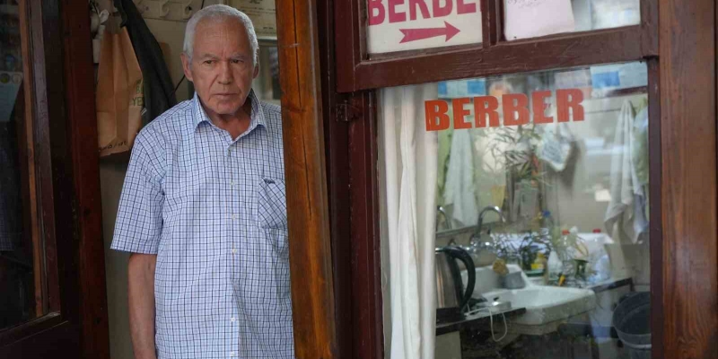 Tek koltuklu dükkanda yarım asırlık zanaat