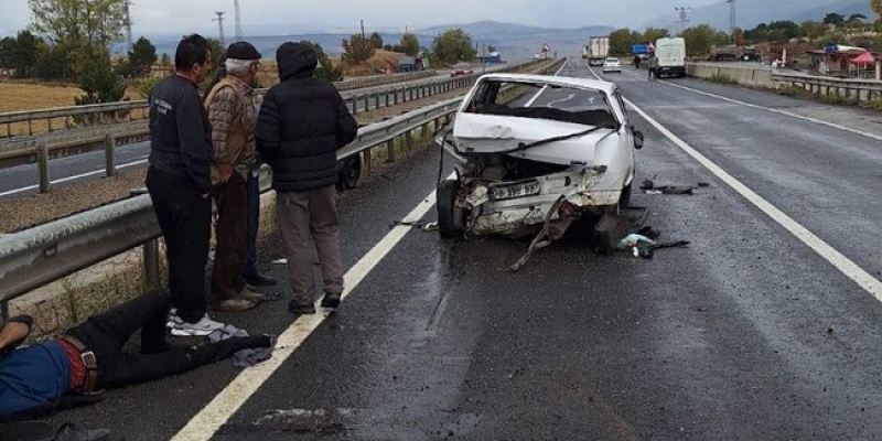 Karabük’te panelvanın çarptığı otomobildeki 2 kişi yaralandı