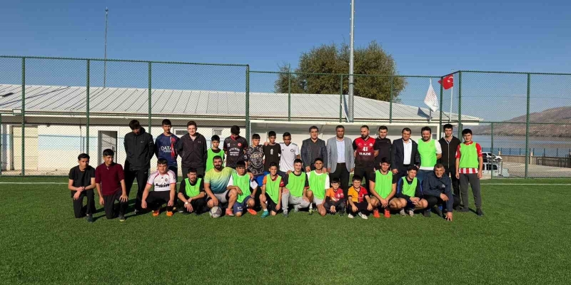 Öğrenciler ve aileleri futbol maçı yaptı, ortaya renkli görüntüler çıktı