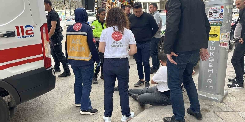 Otomobil ile çarpışan motokurye yaralandı