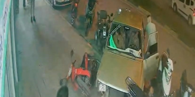 Kaza yaptıkları aracı bırakıp kaçtılar: Kaza anı güvenlik kamerasında