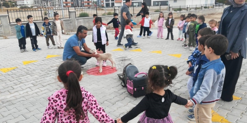 Akşehir’de çocuklara hayvan sevgisi aşılandı