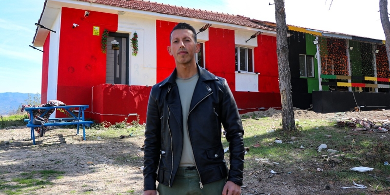 Hem imam hem de öğretmen: Atıl haldeki okulu, gençlik merkezine çevirdiler