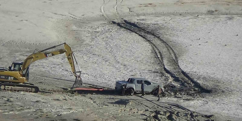 Meke Gölü’nde bataklığa saplanan aracı kurtarma operasyonu