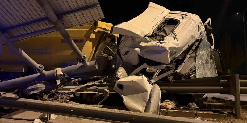 Kayseri’de tır bariyerlere girdi: 1 yaralı