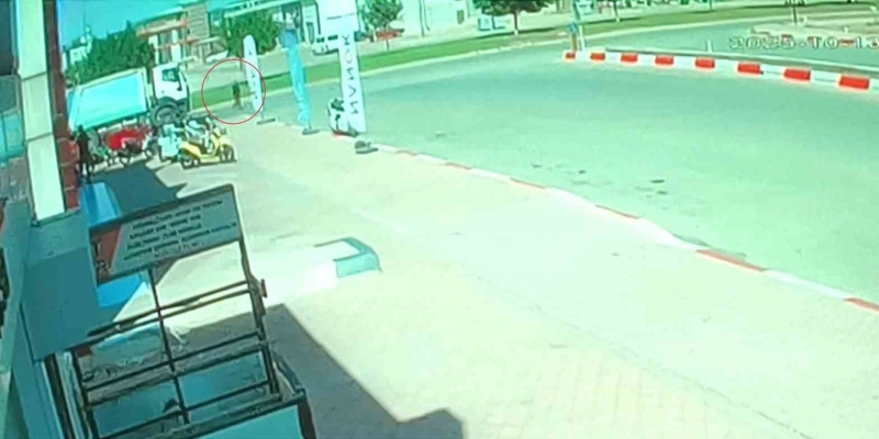 Yolun karşısına geçen yaya, çöp kamyonunun altında kaldı