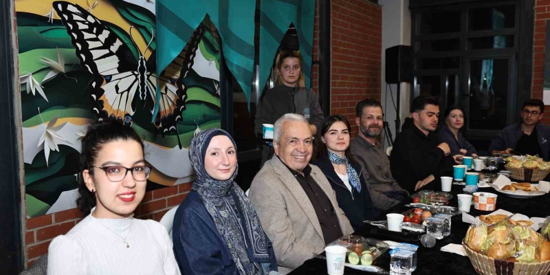 Başkan Şadi Özdemir üniversite öğrencileriyle sahurda buluştu