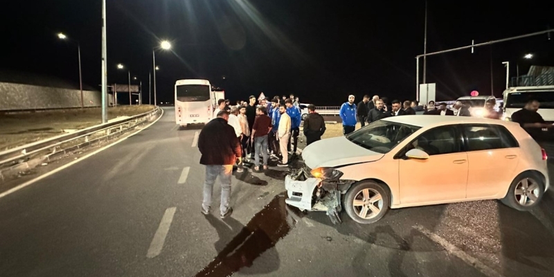Erzurumpor oyuncularını taşıyan otobüs ile otomobil çarpıştı: 1 kişi yaralandı