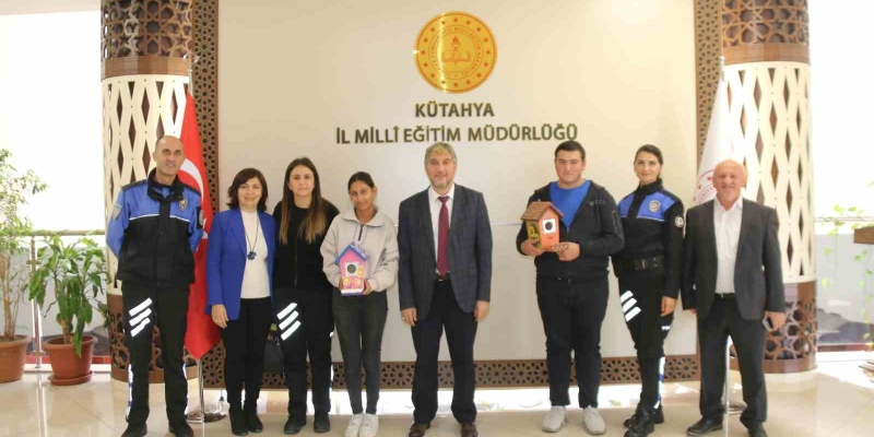 Özel öğrenciler, ’Fırçamız Sevgi, Renklerimiz Umut’ sloganıyla 20 adet kuş evi yaptı