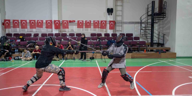 Video oyunu merakı baba-oğlu kılıç sporunda buluşturdu