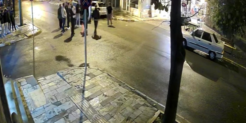 Devrilen araçtaki 8 aylık bebek camdan, baba ise aracın bagajından çıkartılarak kurtarıldı