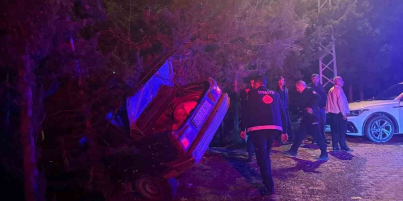 Osmaniye’de otomobil uçuruma düşmekten ağaç sayesinde kurtuldu: 3 yaralı