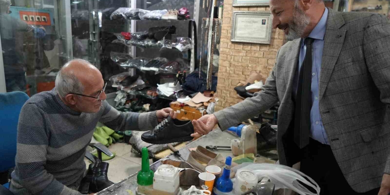 Yağışlar başladı, ayakkabı tamircilerinin yüzü güldü