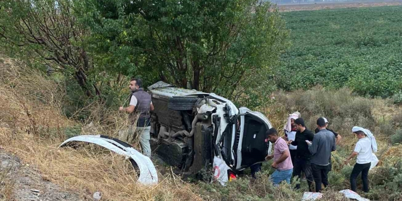 Takla atıp şarampole devrilen otomobilin sürücüsü hayatını kaybetti