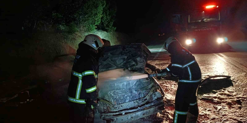 Burdur’da seyir halindeyken yanan otomobil kullanılmaz hale geldi