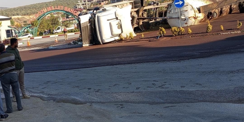 Altınözü’nde zeytin posası yüklü tanker devrildi