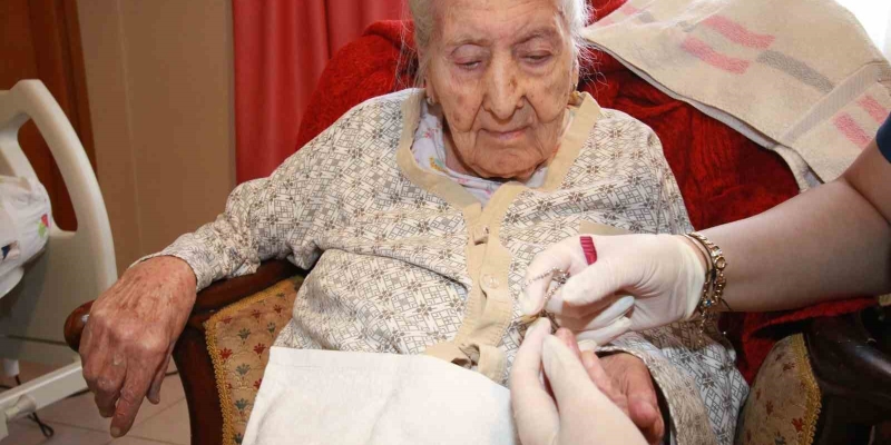 Bir asırlık ömre evde bakım hizmeti