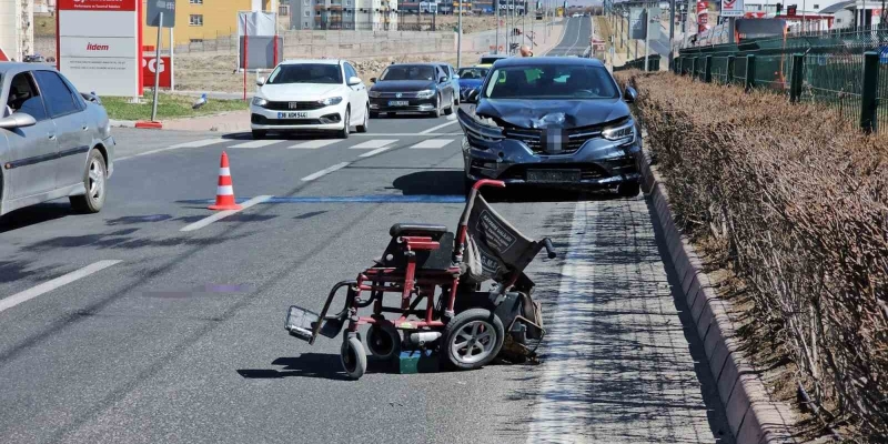 Otomobil akülü araca çarptı