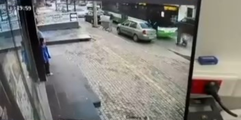 Bursa’da otobüs ve kamyonetin altında kaldılar
