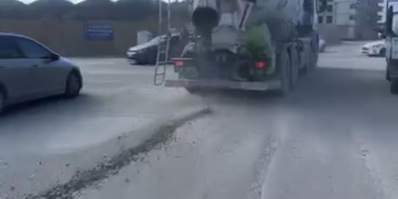 Seyir halindeki mikserin yola beton döktüğü anlar kamerada