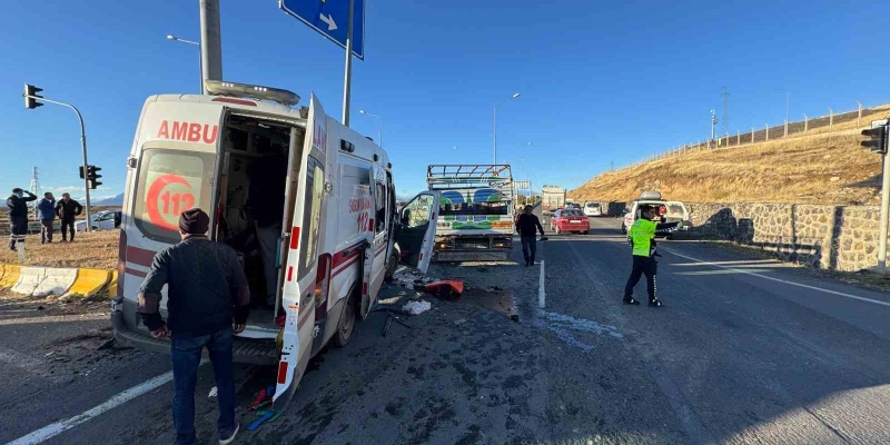 Ağrı’da ambulans kamyonetle çarpıştı: 2’si ağır 7 yaralı