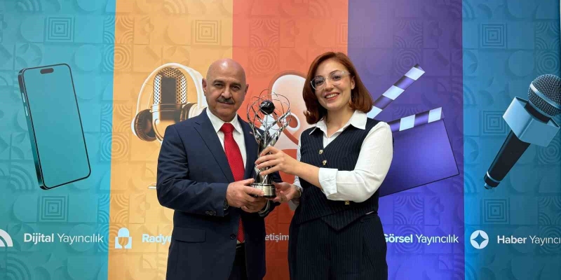 Düzce Üniversitesi geleceğin iletişimcileri yarışmasından ödülle döndü