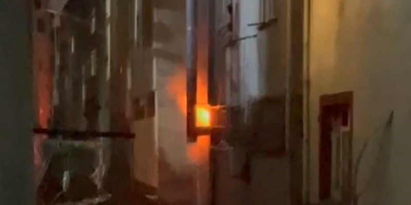 Sultangazi’de kebap salonunda yangın: Alevlere hortum ve kovalarla müdahale ettiler