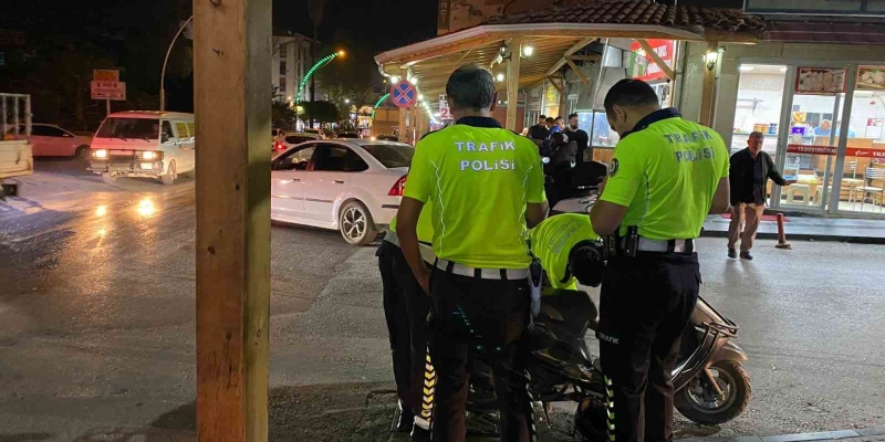 Antalya’da devrilen motosikletin sürücüsü ağır yaralandı: Kaza anı kamerada