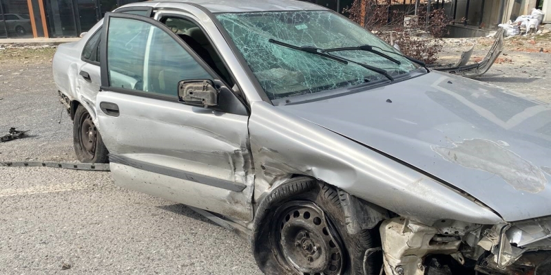 Hurdaya dönen otomobilden yaralı kurtuldu