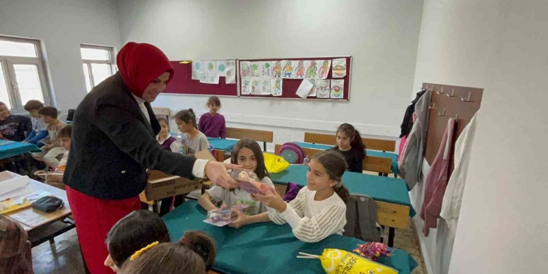 ’Muhtar ana’ kız çocuklarına hediyeler dağıttı