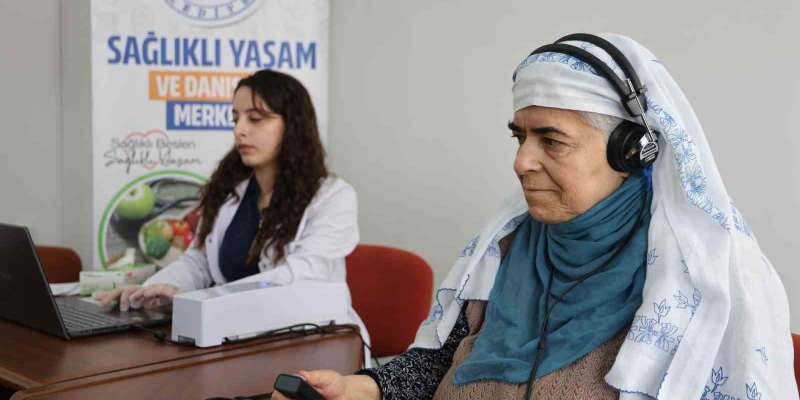 Yaşlılar önce genel sağlık taramasından geçti, ardından müzik ziyafeti yaşadı