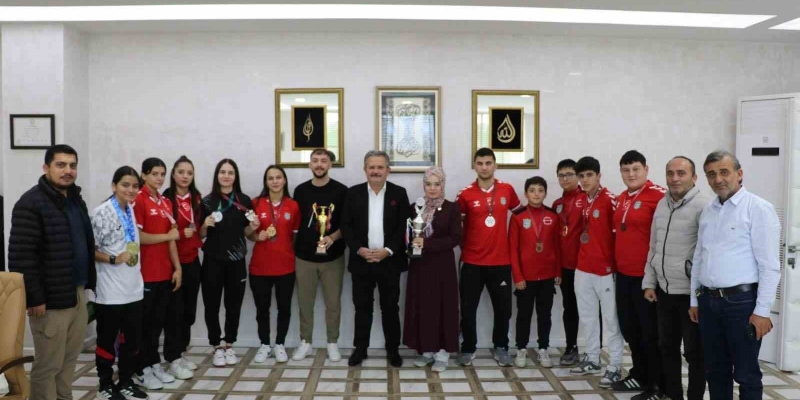 Başkan Koloğlu, Dünya ve Avrupa Şampiyonu haltercileri ağırladı