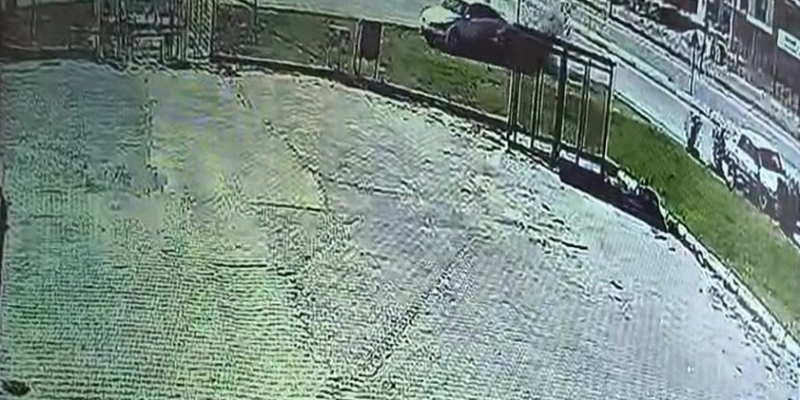 Duvara çarpan ehliyetsiz sürücünün planını güvenlik kamerası bozdu