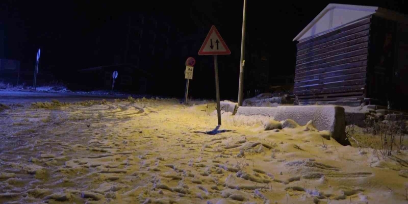 Bursa’da kar yağışını görenler gece yarısı Uludağ’a akın etti