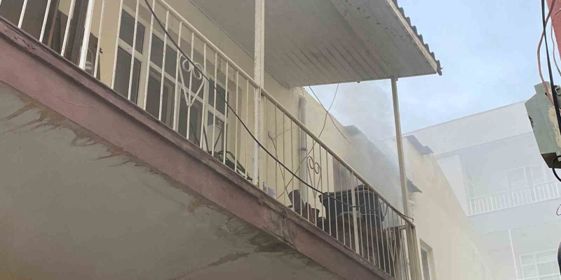 Antalya’da yangın çıkan evdeki muhabbet kuşunu itfaiye kurtardı