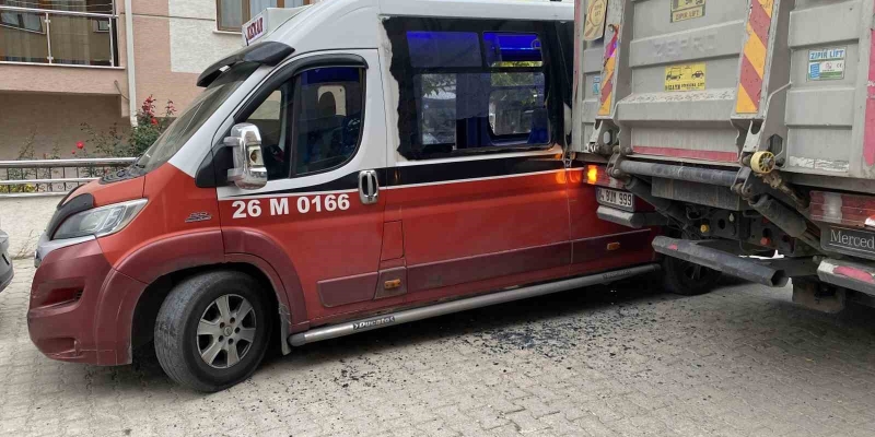 Tır ile minibüsün çarpıştığı kaza maddi hasarla atlatıldı