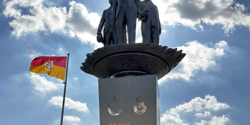 Galatasaray’da Gazi Mustafa Kemal Atatürk, Tevfik Fikret ve Ali Sami Yen Anıtı’nın açılışı yapıldı
