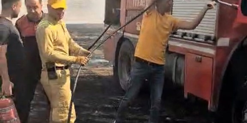 Siirt’te anız yangınına müdahale eden itfaiye aracı alevlere teslim oldu