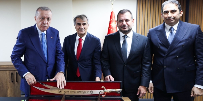 Trabzonspor’dan Cumhurbaşkanı Erdoğan’a Sürmene kılıcı hediyesi