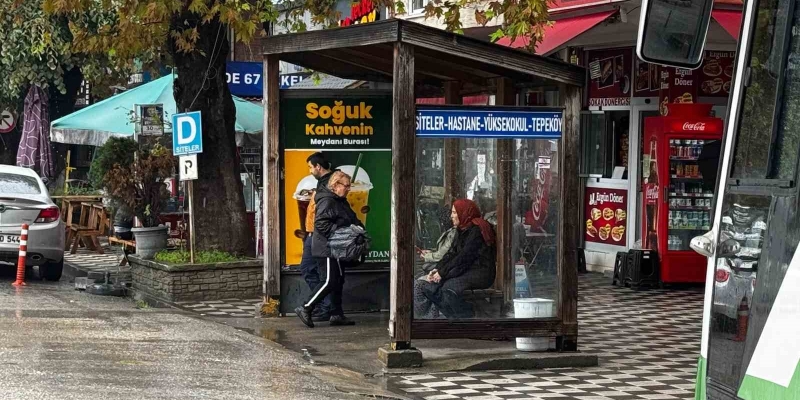 Alaplı’da halk otobüsü duraklarında saat çizelgesi eksikliği tepki çekti