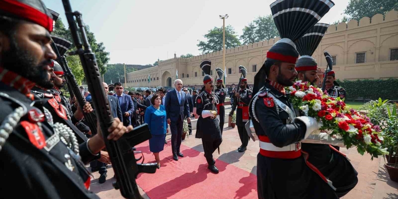 TBMM Başkanı Kurtulmuş, Pakistan’ın milli şairi Muhammed İkbal’in kabrini ziyaret etti