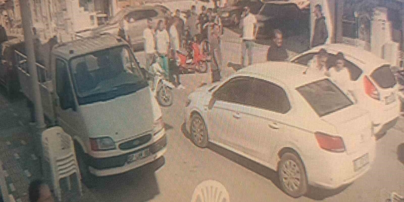 Motosikletli, önüne çıkan motosiklete çarpmamak isterken yola savruldu