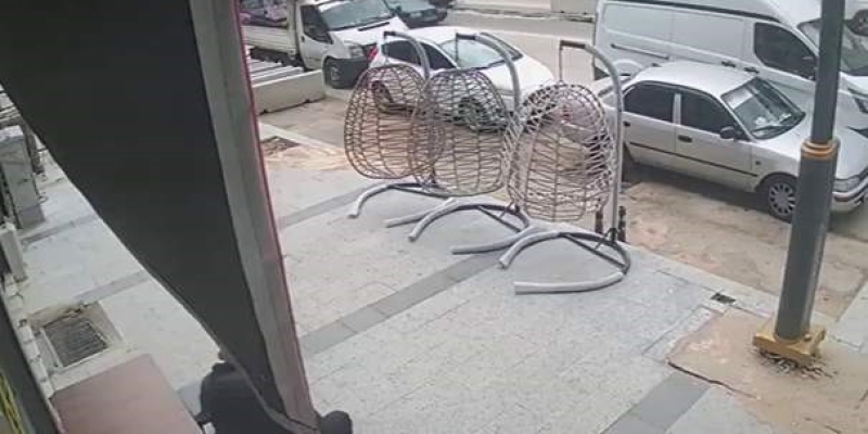 Otomobilin çarptığı yaşlı adam yaralandı: Kaza anı kamerada