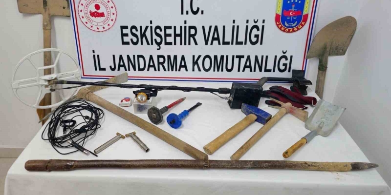 Jandarma tarafından, kaçak kazı yaparken yakalanan 3 şüpheli tutuklandı